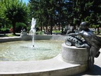 Petrinjski par. Skulptura dječaka s kornjačom, rad kipara Ferde Ćusa